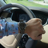 watch-de-luxe-omega-007-wrist2-6708250df8f52a4547a92eb7574c71d4